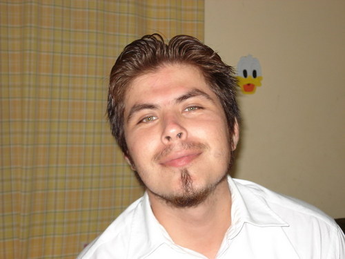 Creativo, ingenioso, alocado, serio , enamorado, cariñoso, algo geek, tecnólogo, negociador internacional