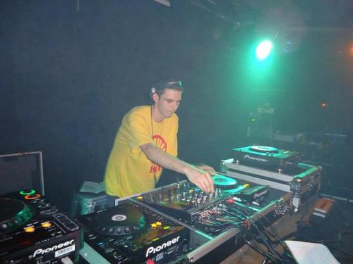 Listen techno all day