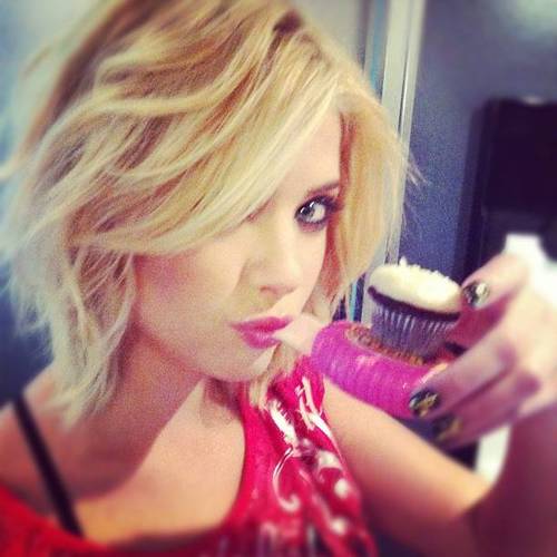 i love big time rush and Justin bieber and i am 18 march 2 is my happy birthday lol and i am a fan PLL i am hanna raine and i am from canada
