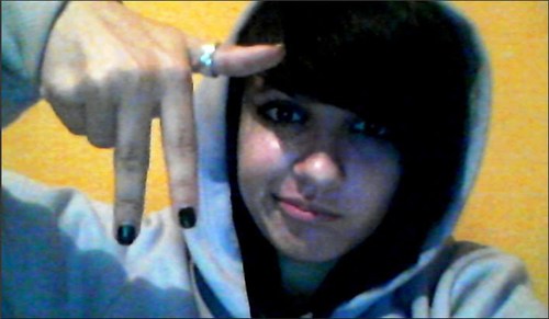 Sou bissexual, tenho 18 anos, sou bipolar,emotiva, e nao ligo para as opiniões dos outros! 
I'm just a girl in love