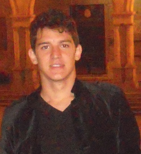 Pisciano, 20 anos, futebolista, amante da vida e grato a Deus por estar nesta alucianante aventura. Sede de vitoria que ultrapassa os limites do explicavel.