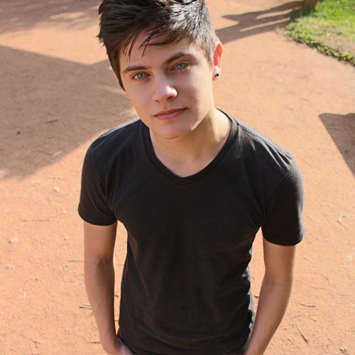 ❤Você é o caminho dos meus passos, lado certo do errado ❤
@CHRIS_LEAO 
oficializado dia 13/11/11...o dia mais feliz da minha vd  20/04 ◘○♦