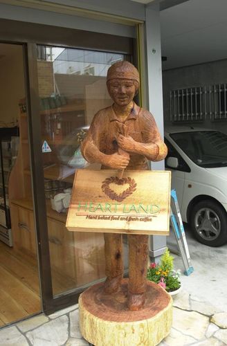 本場カナダの丸太木の空間で来店されるお客様がほっと癒しになればと日々頑張ってます♪