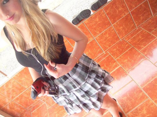 apenas uma garota com a alegria de uma criança;
a malícia de uma adolescente;
e sentimentos de mulher