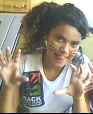 Mas eu sei, rainha da pista que conquista quem passa
Quente como o sol faz sinal de fumaça
E quando vai embora tudo fica sem graça ..
