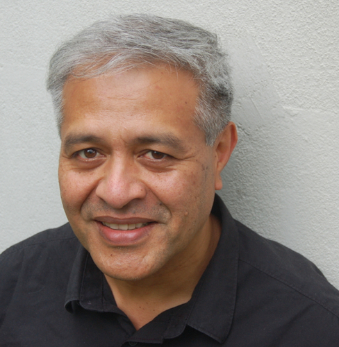University of Hawaii, Born in Tonga, Lived in Fiji, Hawaii, Connecticut: Musicals in Germany: CATS, Miss Saigon, Notre Dame.
Ukulelevis: Youtube & Facebook.
