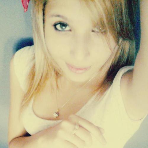 Alegre, curiosa, comunicativa, desencanada, chata, bagunceira, desordenada, apaixonada por fotografia, 15 anos, solteira, gentil, sorrisos, geminiana e mulher!