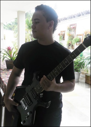 Eu criaria uma ONG com o seu nome
Eu tocaria acordeon na sua janela
Te pagaria um café na Rue de la Paix
Te compraria um imóvel no Mairie d'Issy ♫