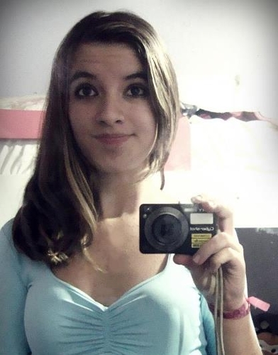 # aquela que fica vermelha a toa, aquela
que vive sorrindo, aquela que tem um carinho especial por seus amigos ,
aquela que é legal com quem é legal com ela.