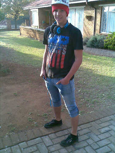 0715337754's profile picture. I'm 18, I love just chillen with friends , my hobbies are ice skating . Love to chill at emerald !