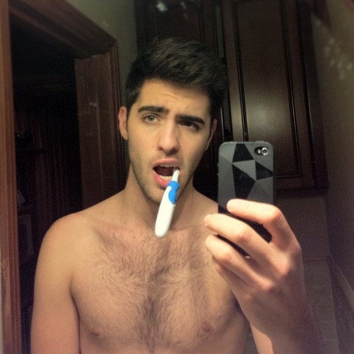 CristobalC__'s profile picture. Tengo 23 años, estoy en 3er año de Diseño grafico / ama como todas tus fuerzas, no hagas la guerra hace el amor !!