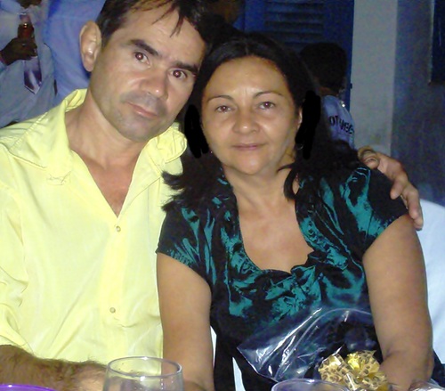 casada e muito feliz,uma filha unica  que é a razão da minha vida;sou cuidadora e amo o que faço. pensamento:sua vida é exatamente tudo que você crér