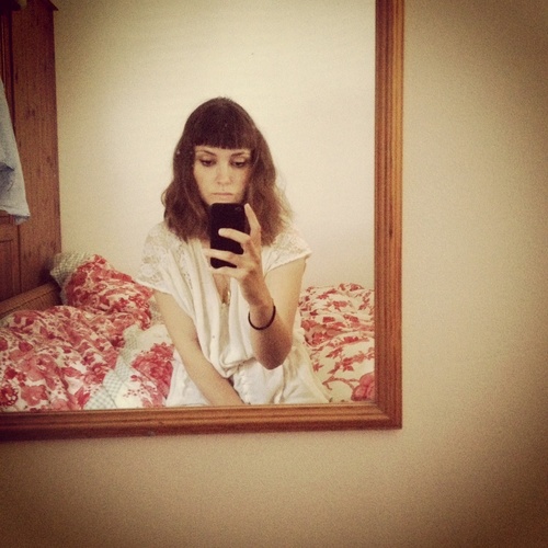 Mum,wife, artist of many trades, blogger, rubbish but keen knitter ,city girl, vintage lover, northerner