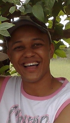 SOU ALEGRE, HUMILDE E PRINCIPALMENTE AMIGO.......