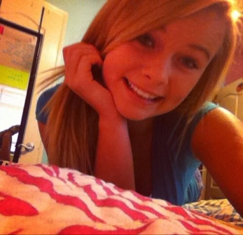 ptvl0ver's profile picture. idk man, i just really love food and music.