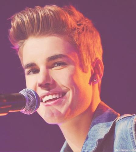 I'm a Belieber more than passionate about Justin, he is everything to me, my isnpiração, I love him very much, but I guess nobody cares. Brazil loves Justin! ♥♥