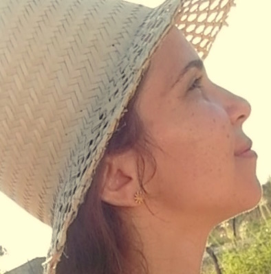 Estudante/ Professora/ Eterna Pesquisadora/ Viciada em ajudar *--* E que minha loucura seja perdoada. Porque metade de mim é amor e a outra metade... também.