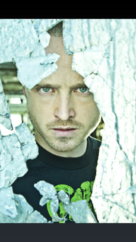 Yo Heisenberg and me are slinging some serious glass! Follow @MrPinkman_ and @Mr_BreakingBad we follow back! Beware of spoilers