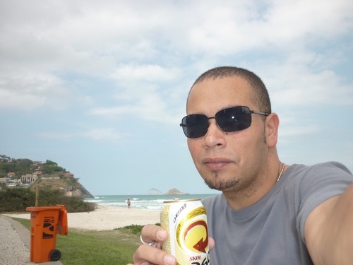 Sou gente fina, roqueiro e religioso. Minha religiao eh Sao Paulo Futebol Clube.