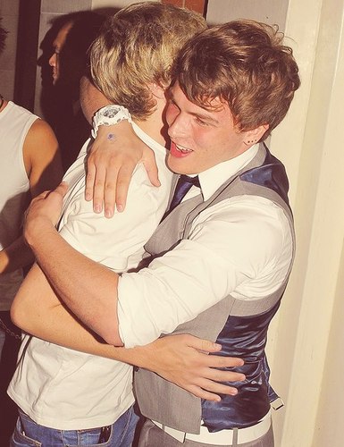 Sonia_1D_Curls's profile picture. I am a directioner. That's all you have to know about me. I follow back just ask. @CodySimpson follows and @fizzy087 said hello to me.