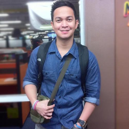 xtianherrero's profile picture. NANGUTANG AKO NG IPHONE4 DI KO BINAYARAN MANLOLOKO AKO! CNUNGALING! SOCIAL CLIMBER! (LEFT-WEARING DARK BLUE POLO)