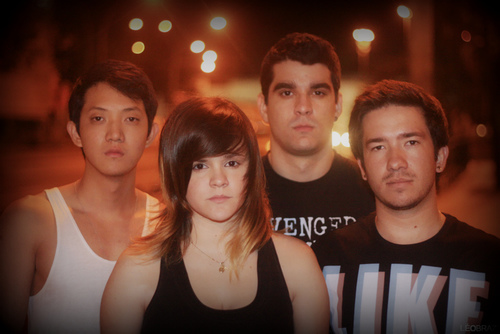 Banda de ROCK do RJ! Vocal: @LuhGoyannes Guitarra: @AdrianoChu Baixo: @Pedro_Darla Bateria e Back Vocal @Junior_Darla . http://t.co/4vFMFMg5yr