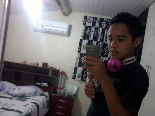 gosto de futebol e andar de skate e de sair para festas