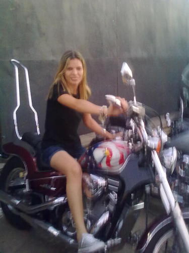 Sou corintiana,adoro Pop,sou aluna do curso de Historia.Meu lema é Não me importar com oque falam sobre mim,pois nunca irei agradar todos.