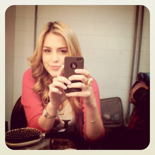 .Sou cantora, modelo, atriz e estilista..Esse ano estou cm agenda lotada, a novela Rebelde e shows da banda..