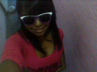 BolivarGabriela's profile picture. Otro/as sufren por amor, yo entro en mi mundo escuchando música a todo volumen y jodiéndome la garganta cantando :D