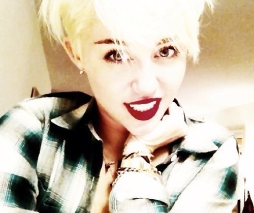 @MileyCyrus fan, from Brazil. Follow me, follow u back!