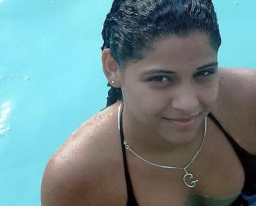 Dramática, irritante,palhaça , louca, timida,enguinorante,chata,amiga,alegre,sonsa,verdadeira,  e muito ciumenta Prazer , Sou eu .