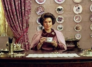 *Potterkafa Rol Oyunu Grubu Üyesi*   Bakanlık çalışanı ve Hogwarts'ın eski müdiresi.Kedilere ve pembe rengine bayılıyor.