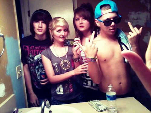 IMA WHITE BOY FROM DA SOUTH I DRINK DA REDBULL AND RIDE DA SKATEBORED FROM TYME 2 TYME I LIKE DA COUNTRY MUSIC AND DAT RAP SHYT 2 HMU I FOLLOW #FLORIDAGATORS