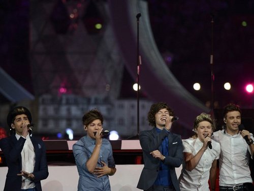 1DIRECTIONCeCe's profile picture. I love one direction so much! so if you wanna follow me i will most defiantly follow you back but mention for a follow back if i forget! :*