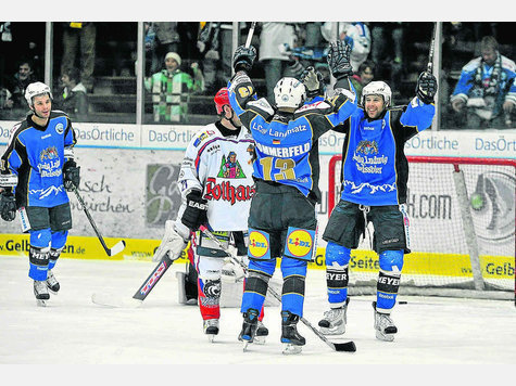 I Play Hockey, Wheel Broads, Chirps Like a Pro. Plays For The @DenverHuskies