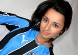 Dramatica, ciumenta, moderninha, chata, e convencida é sou mesmo e quer saber não fico me escondendo em mascaras--- beijo no ombro
