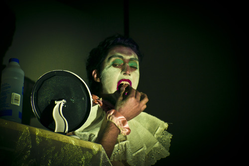 swing_sigarette's profile picture. prediligo il fruscio della carta,mi piace guardare la forma che imprime la penna sul mio dito medio.ma questo a volte è il solo modo per comunicare.lo accetto.