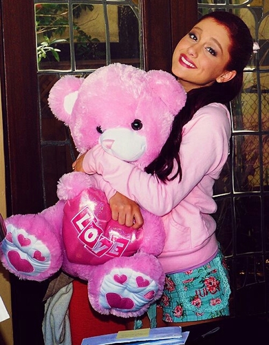 Rd_vlvt_cupcak3's profile picture. I'm engaged to @MeIaniePuckctt. Proud mommy to Ethan and Abigail! I love her to pieces!!{RP} Touch Melanie, and you die!