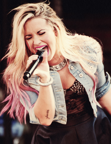 16. Isabelle. Five gays changed my life. won't stop 'til we surrender. @ddlovato @onedirection @bigtimerush