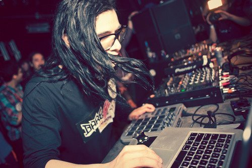 My Name Is Skrillex... And I love you all. |RP 18+, Single|