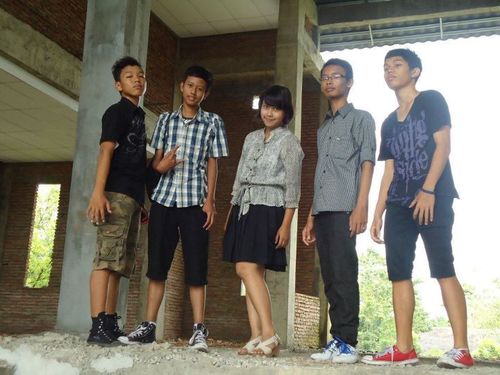 Indie band Jember.
Mohon dukungannya ya ^^

@AnastasiaAngel6
@isnain_isnain
@falihgoz
@BhaztVengeance
@FirmanPutra09

Recruited by @TselJember