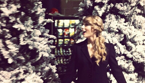 | ^_^ || FOLLOW BACK || #Swiftie #Potterhead #RED