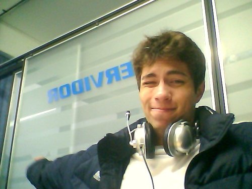 Bipolar, inconstante, super conversador, cheio de manias, fresco, chato, quase anti-social. Ás vezes tímido, ás vezes louco.