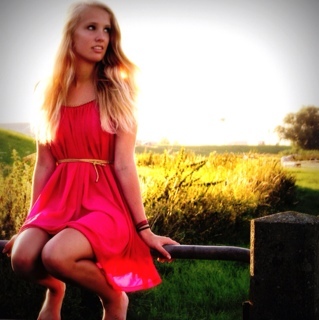 17 || music || piano || singing || http://t.co/dHL7lZ1xvH || http://t.co/rIUfDBSEES