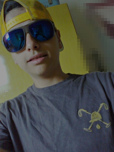 ㅤㅤㅤㅤSorrir não mata. Viver não dói. Abraçar não arde. Beijar não fere. Rir não machuca. Você não tem motivos para não tentar ser feliz.