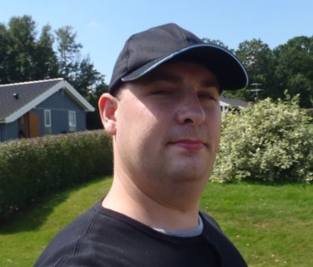 Danish programmer and system architect, live to write beautiful code and help change the web.