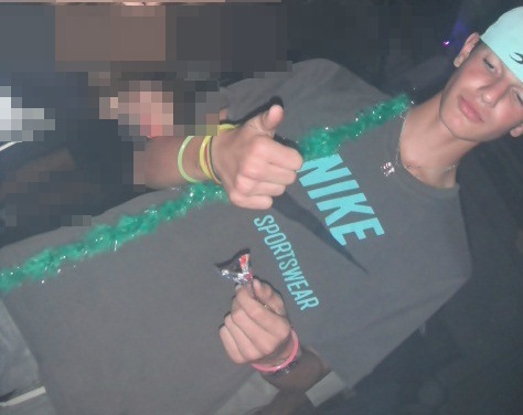 Depoiiis Dee uum Fogooo na Bombaa ooo Zoio Fikaaa Vermelhoo , Mais Usandoo Uum Juliet , Manooo Euu Parooo O Bairroo Iinteiroo (8