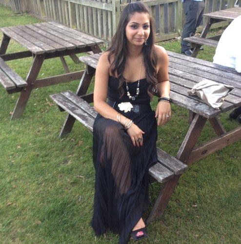 Rajvi_'s profile picture. 