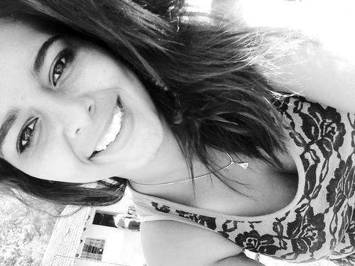 Sou ciumenta, insegura, romântica, chorona, mandona, orgulhosa, irônica,sonhadora, exagerada e dramática.Gostou? FALOW ME *o* melhor amiga @samela_generoso s2'